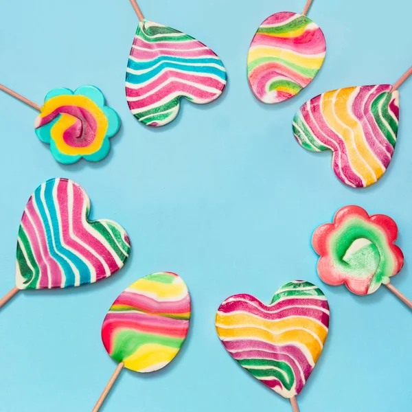 Set van kleurrijke snoep regenboog geïsoleerd op blauw. Bovenaanzicht. Kopieer ruimte. Plein. — Stockfoto