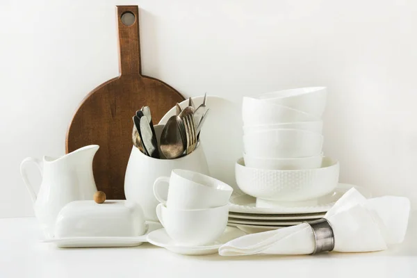 Білий посуд для сервіровки. Посуд, блюдо, посуд та інші різні білого матеріал на білий стільницею. Кухня натюрморт як фон. Копія простір. — стокове фото