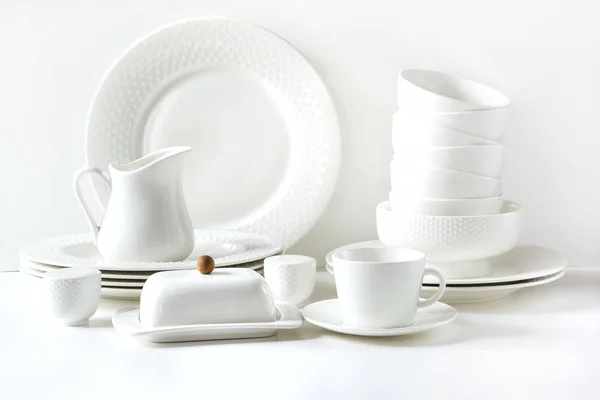 Білий посуд для сервіровки. Посуд, блюдо, посуд та інші різні білого матеріал на білий стільницею. Кухня натюрморт. Копія простір. — стокове фото