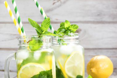 Su ile salatalık, limon, nane ve buz Beyaz ahşap zemin üzerinde mason kavanoza serinletici yaz. Rustik tarzı.