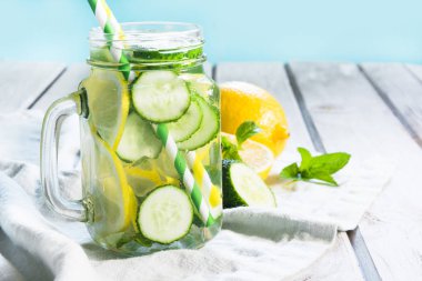Limon, salatalık, buz ve nane Beyaz ahşap zemin üzerinde mason kavanoza yaz tatlı su Detoks.