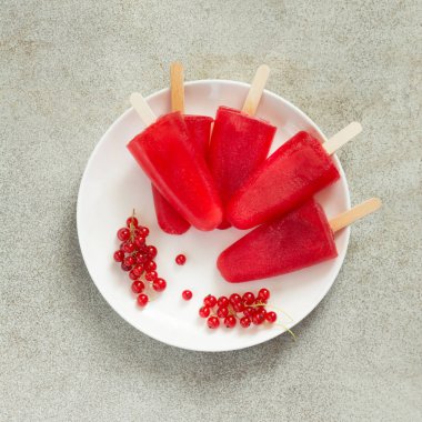 Ev yapımı dondurma. Frenk üzümü limonata çubuklu dondurmayı. Dondurulmuş içecekler.