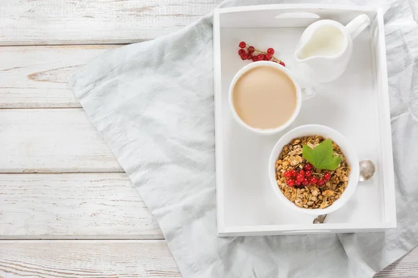 Sommer gesundes Frühstück aus Müsli, Müsli mit Milchkanne mit roter Johannisbeere Dekor. Ansicht von oben. — Stockfoto