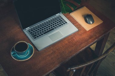 Dizüstü bilgisayar ile ofis ahşap resepsiyon masası. Üstten Görünüm.