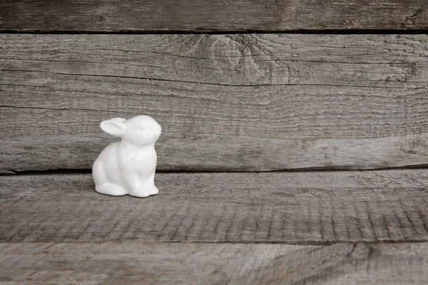 White rabbit op vintage houten achtergrond. Pasen-achtergrond. — Stockfoto