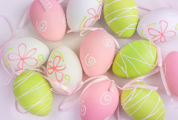 Huevos pastel de Pascua sobre fondo blanco . — Foto de Stock