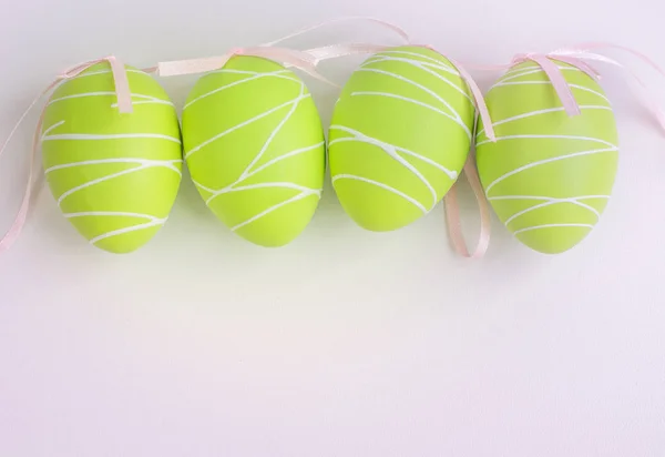 Påsk pastellgrön ägg på vitt. Bakgrunden till påsk. — Stockfoto