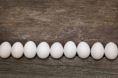 Ahşap rustik tablo satırındaki tavuk yumurtası. Üstten Görünüm, düz yatıyordu.