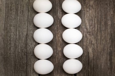 Ahşap rustik tablo satırındaki tavuk yumurtası. Üstten Görünüm, düz yatıyordu.