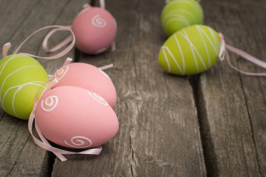 Ahşap rustik gemide boyalı Paskalya yumurtaları. Yakın çekim.