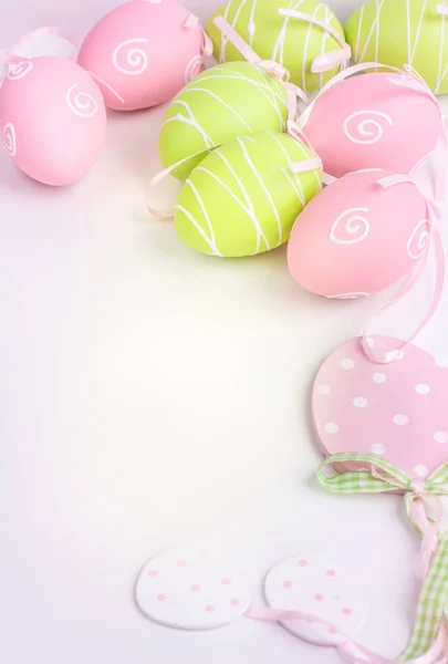 Huevos pintados de rosa y verde de Pascua en blanco y espacio de copia . — Foto de Stock