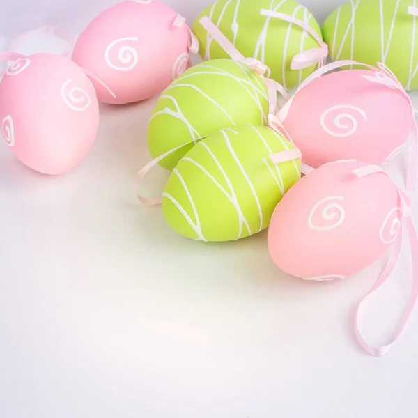 Huevos pastel de Pascua sobre fondo blanco . — Foto de Stock