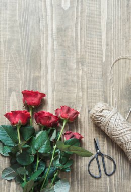 Çalışma tablosu çiçekçi. Kırmızı gül buketi bir hazırlık.