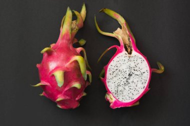 İzole tropikal pitaya, dragon meyve siyah. Yakın çekim. Üstten Görünüm.
