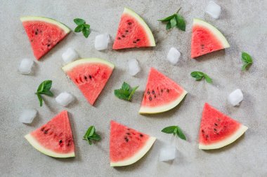 Karpuz vintage gri desen dilimlenmiş. Düz yatıyordu, en iyi görünümü.