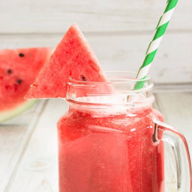 Yaz sağlıklı karpuz güler yüzlü beyaz ahşap zemin üzerinde. Rustik tarzı. Yakın çekim.