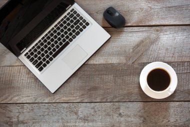 Dizüstü bilgisayar ve siyah kahve ofis ahşap resepsiyon masası. Kopya alanı ile Üstten Görünüm.