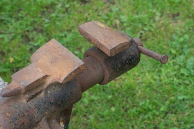 Eski çene Yardımcısı masada. El aracı.
