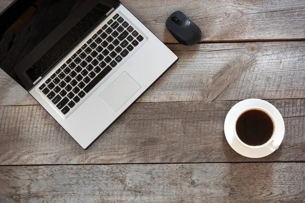 사무실 나무 책상 테이블 노트북 및 블랙 커피 한잔. 복사 공간 평면도. — 스톡 사진