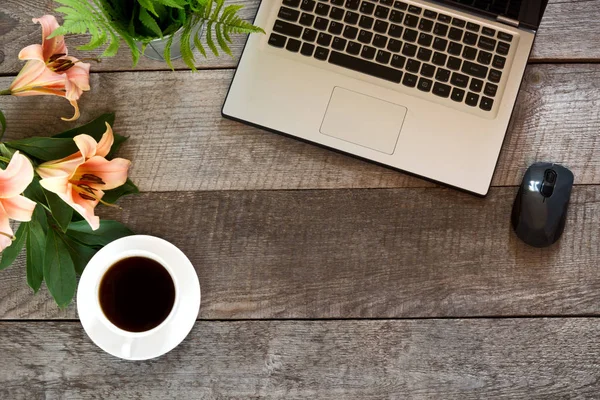 사무실 나무 책상 테이블 노트북, 꽃과 블랙 커피 한잔. 복사 공간 평면도. — 스톡 사진