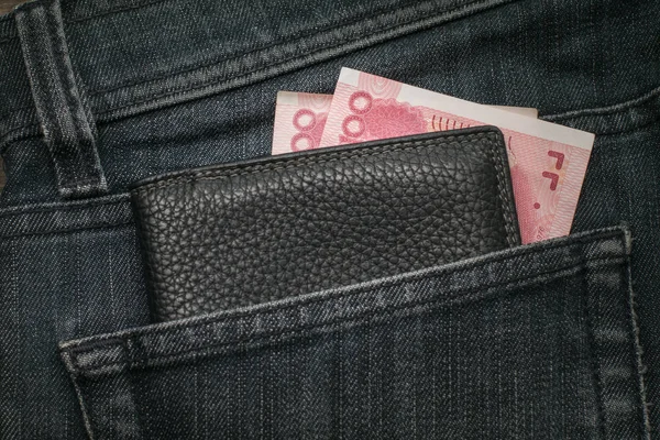 Çin yuan ve m-cüzdan kot pantolon cebinde. Portre. — Stok fotoğraf
