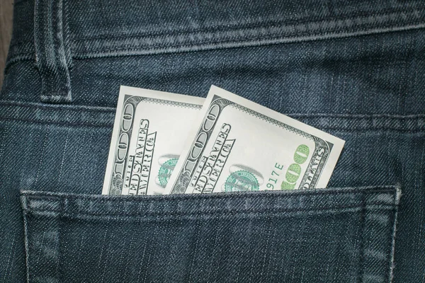 Американських доларів у кишені у джинси. — стокове фото