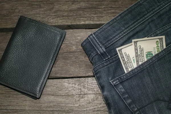 Чорний гаманець і американських доларів у кишені у джинси. — стокове фото