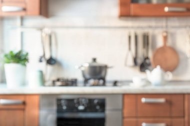 Arka plan bulanık. Bokeh ışık ile modern mutfak.