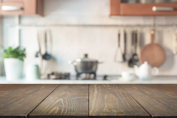 Fundo abstrato desfocado. Cozinha moderna com mesa e espaço para exibir seus produtos . — Fotografia de Stock