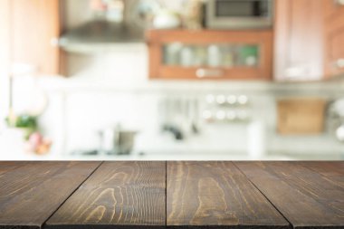 Arka plan bulanık. Modern mutfak masa ve alan.