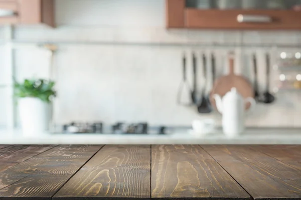 Fundo abstrato desfocado. Cozinha moderna com mesa e espaço para exibir seus produtos . — Fotografia de Stock