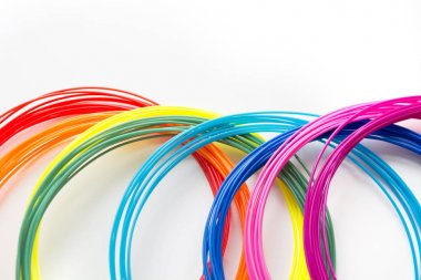 Renkli gökkuşağı plastik filamentler ile 3d kalem beyaz döşeme için. Çocuk için yeni oyuncak.