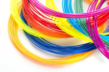 Renkli gökkuşağı plastik filamentler ile 3d kalem beyaz arka plan üzerinde döşeme için. Çocuk için yeni oyuncak.