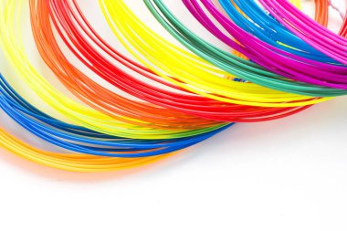 Renkli gökkuşağı plastik filamentler ile 3d kalem beyaz arka plan üzerinde döşeme için. Çocuk için yeni oyuncak.