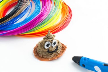 Renkli gökkuşağı plastik filamentler ile 3d kalem beyaz arka plan üzerinde döşeme için. Çocuk için yeni bir oyuncak. 3D Resim Sergisi ve rakamlar kendi elleriyle.