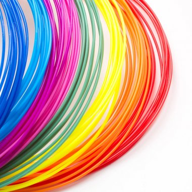 Renkli gökkuşağı plastik filamentler 3d kalem beyaz arka plan üzerinde döşeme için. Çocuk için yeni oyuncak.