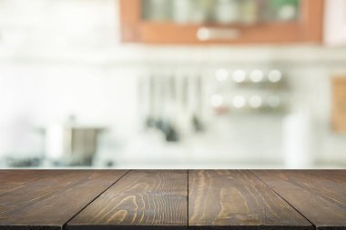 Arka plan bulanık. Modern mutfak masa ve alan.