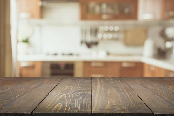 Suddig bakgrund. Modernt kök med bordsskiva och du. — Stockfoto