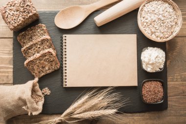 Boş boş malzemeler, un, buğday, ekmeği, çavdar ekmeği tarifi için siyah keten tohumu çevresinde çanak kayrak. En iyi görünüm ve kopya alanı.