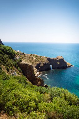 Deniz ve dağlar mesafe sıcak yaz aylarında şaşırtıcı manzarasının. Tatil, yaz seyahat. Karadeniz, sahil. Crimea.