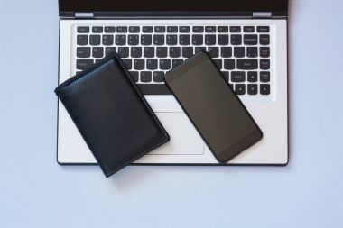 Açık laptop, m-cüzdan ve mavi üstünde hareket eden. İş kavramı. Üstten Görünüm. Kopya alanı.