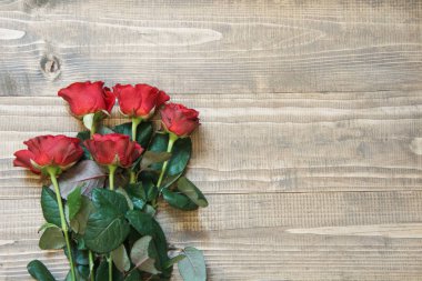 Ahşap tahta üzerinde kırmızı gül demet. Kopya alanı.