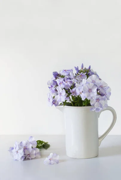 Vaso vintage floxes azuis na mesa branca, foco seletivo . — Fotografia de Stock