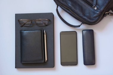 Laptop omuz çantası, taşınabilir, defter, kalem ve mens aksesuarları iş mavi için. Düz yatıyordu.