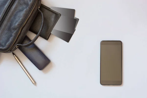 Bolso de hombro portátil, móvil, portátil, bolígrafo y accesorios para hombre para negocios en azul. Puesta plana . — Foto de Stock