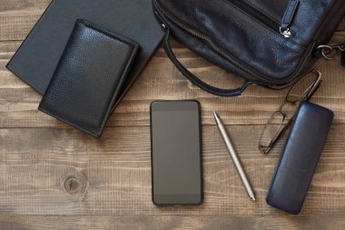 Laptop omuz çantası, taşınabilir, defter, kalem ve mens aksesuarları gemide iş için. Üstten Görünüm. Düz yatıyordu.