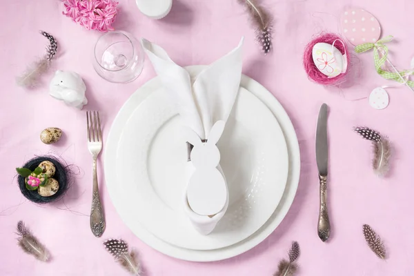 Osterromantisches Abendessen. Eleganz Tischdekoration Frühling rosa Blumen auf rosa Leinen Tischdecke. Ansicht von oben. — Stockfoto