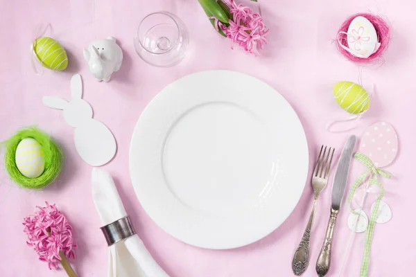 Cena romántica de Pascua. Elegancia mesa ajuste primavera flores de color rosa sobre mantel de lino rosa. Vista superior . — Foto de Stock