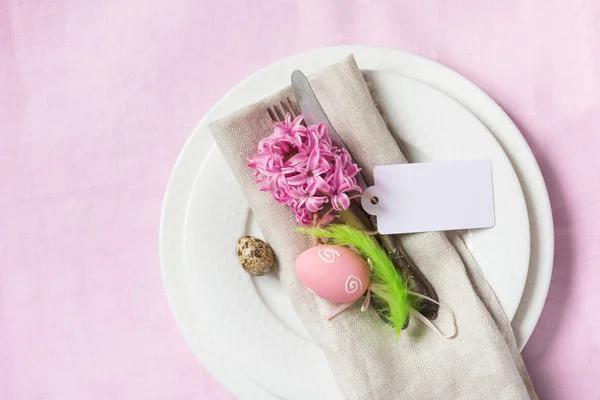 イースター ディナー。エレガンス テーブルは、ピンクのリネンのテーブル クロスの上のピンクの春の花を設定。トップ ビュー. — ストック写真
