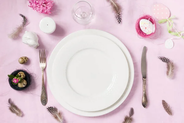 Easter romantic dinner. Elegance table setting spring pink flowers on pink linen tablecloth. Top view. — Stock Photo, Image